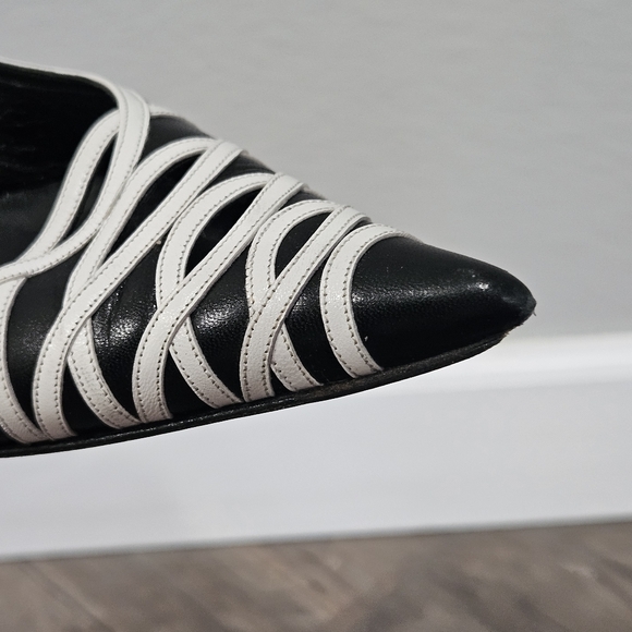 Black & white leather pumps - Picture 11 of 15
